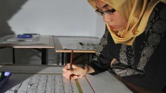 Suasana pembuatan Al-Qur'an Mushaf Betawi di Kebon Jeruk, Jakarta Barat, Selasa (20/11). (Suara.com/Fakhri Hermansyah)