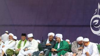 Gubernur DKI Jakarta Anie Baswedan bersama Ulama hadir pada Tabligh Akbar Majelis Rasulullah SAW di Lapangan Monas,  Jakarta, Selasa (20/11). [Suara.com/Muhaimin A Untung] 