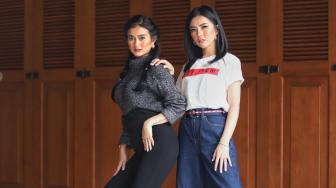 Personel Grup Duo Tik Tok Gladys dan Sella Selly berpose saat berkunjung di Kantor Redaksi Suara.com, Jakarta, Rabu (21/11). [Suara.com/Muhaimin A Untung]