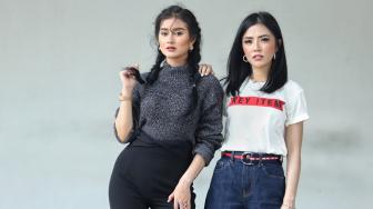 Personel Grup Duo Tik Tok Gladys dan Sella Selly berpose saat berkunjung di Kantor Redaksi Suara.com, Jakarta, Rabu (21/11). [Suara.com/Muhaimin A Untung]