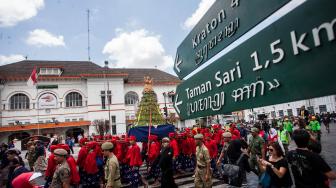 Abdi dalem Keraton Yogyakarta membawa gunungan dari Kompleks Keraton Yogyakarta menuju Pakualaman saat acara Grebeg Maulud di Yogyakarta, Rabu (21/11). [ANTARA FOTO/Andreas Fitri Atmoko]