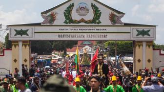 Abdi dalem Keraton Yogyakarta membawa gunungan dari Kompleks Keraton Yogyakarta menuju Pakualaman saat acara Grebeg Maulud di Yogyakarta, Rabu (21/11). [ANTARA FOTO/Andreas Fitri Atmoko]