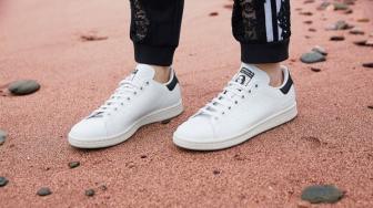 Cewek Suka Pakai Sneakers Putih, Ini Alasannya