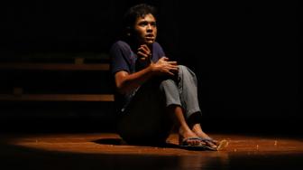 Sejumlah pemain teater dari Teater Tema Gunadarma mementaskan Dag Dig Drugs naskah Sarah Oktaviani dalam pembukaan Festival Teater Jakarta 2018 di Teater Kecil, Taman Ismail Marzuki, Jakarta, Selasa (20/11). [Suara.com/Muhaimin A Untung]