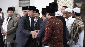 Presiden Joko Widodo (kedua kiri) berjabat tangan dengan sejumlah ulama Kota Bogor, Kabupaten Bogor dan Kota Depok sebelum menghadiri Peringatan Maulid Nabi Muhammad SAW 1440 Hijriah/2018 Masehi di Masjid Baitussalam, Kompleks Istana Bogor, Jawa Barat, Rabu (21/11/2018). [ ANTARA FOTO/Puspa Perwitasari]