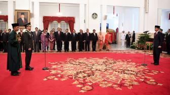 Presiden Joko Widodo (kanan) melantik pejabat baru Kepala Staf Angkatan Darat (KSAD) Letjen TNI Andika Perkasa (kiri) di Istana Merdeka, Jakarta, Kamis (22/11).  [ANTARA FOTO/Wahyu Putro ]