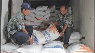 Petugas menata beras jenis medium saat peluncuran Operasi Pasar di Pasar Induk Beras, Jakarta Timur, Kamis (22/11). (Suara.com/Fakhri Hermansyah)