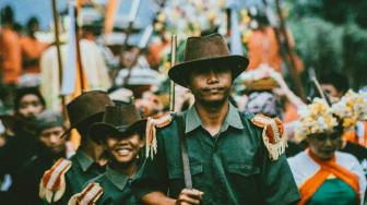 Perang Topat, Tradisi di Lombok Barat yang Lambangkan Perdamaian