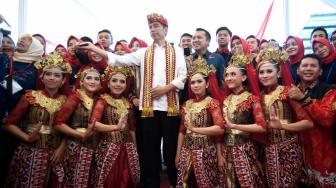 Presiden Joko Widodo (tengah) melayani permintaan foto bersama warga usai membagikan Sertifikat Tanah untuk Rakyat di Lapangan Tenis Indoor Pemda Lampung Tengah, Lampung, Jumat (23/11/2018). ANTARA FOTO/Puspa Perwitasari