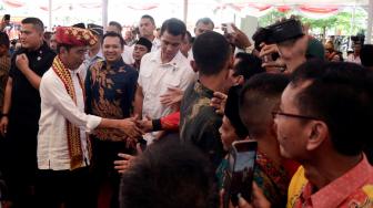 Warga masyarakat berebut untuk menyalami Presiden Joko Widodo usai acara pembagian sertifikat tanah kepada warga masyarakat Kabupaten Lampung Tengah, Lampung, Jumat (23/11). ANTARA FOTO/Ardiansyah