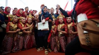 Presiden Joko Widodo (tengah) melayani permintaan foto bersama warga usai membagikan Sertifikat Tanah untuk Rakyat di Lapangan Tenis Indoor Pemda Lampung Tengah, Lampung, Jumat (23/11). ANTARA FOTO/Puspa Perwitasari