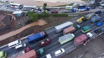 Suasana kemacetan di Jalan Tol Jakarta-Cikampek, Bekasi, Jawa Barat, Jumat (23/11). [ANTARA FOTO/Hafidz Mubarak]