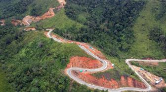 Foto udara jalan yang baru diaspal di Jalan Akses Wisata Mandeh, Pessel - Padang, di Tarusan, Pesisir Selatan, Sumatera Barat, Minggu (25/11).  [ANTARA FOTO/Iggoy el Fitra]