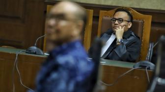 Terdakwa kasus dugaan suap proyek PLTU Riau-1 Johannes Budisutrisno Kotjo menjalani sidang dengan agenda pembacaan tuntutan di Pengadilan Tipikor, Jakarta, Senin (26/11). [Suara.com/Muhaimin A Untung]