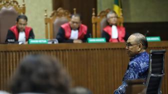 Terdakwa kasus dugaan suap proyek PLTU Riau-1 Johannes Budisutrisno Kotjo menjalani sidang dengan agenda pembacaan tuntutan di Pengadilan Tipikor, Jakarta, Senin (26/11). [Suara.com/Muhaimin A Untung]