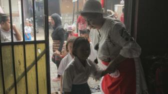 Ibu guru kembar Rian dan Rossi saat mengajar di Sekolah  Kartini Kampung Lodan, Jakarta Utara, Senin (26/11). (Suara.com/Fakhri Hermansyah)