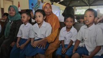 Sejumlah anak bersama orang tuanya mengantri untuk pemeriksaan pendengaran di Pademangan Jakarta Utara, Senin (26/11).  (Suara.com/Fakhri Hermansyah)