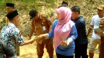 Bupati Irna Narulita Ceburkan Diri ke Sungai yang Tercemar Limbah