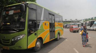 Sejumlah warga menaiki Mobil Transpatriot di Terminal Bekasi, Jawa Barat, Selasa (27/11). (Suara.com/Fakhri Hermansyah)