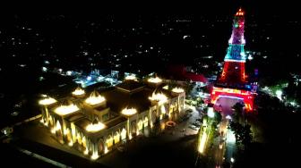 Lampu warna-warni menghiasi Menara Pakaya pada Hari Ulang Tahun (HUT) Kabupaten Gorontalo ke 345 tahun di Limboto, Kabupaten Gorontalo, Gorontalo, Senin (26/11). ANTARA FOTO/Adiwinata Solihin