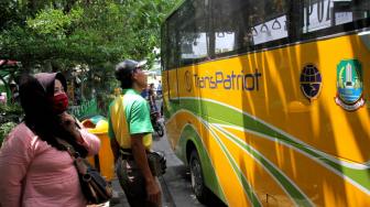 Sejumlah warga menaiki Mobil Transpatriot di Terminal Bekasi, Jawa Barat, Selasa (27/11). (Suara.com/Fakhri Hermansyah)