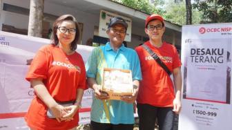 Bank OCBC NISP Bantu  Penerangan Warga di Karawang