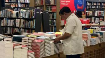 Sebelum Bicara Isu Ekonomi di Singapura, Prabowo Beli Buku