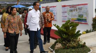 Presiden Joko Widodo (tengah) didampingi Menteri BUMN Rini Soemarno (kiri) mengamati peta tol saat meresmikan Tol Solo-Ngawi segmen Sragen-Ngawi di Rest Area KM 538, Sragen, Jawa Tengah, Rabu (28/11). ANTARA FOTO/Wahyu Putro A