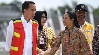 Presiden Joko Widodo (kiri) berbincang dengan Menteri BUMN Rini Soemarno (kanan) seusai meresmikan Tol Solo-Ngawi segmen Sragen-Ngawi di Rest Area KM 538, Sragen, Jawa Tengah, Rabu (28/11). ANTARA FOTO/Wahyu Putro A