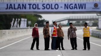 Presiden Joko Widodo (ketiga kiri) didampingi Menteri BUMN Rini Soemarno (ketiga kanan), Wakil Gubernur Jawa Tengah Taj Yasin Maimoen (kedua kanan), Dirut Jasa Marga Desi Arryani (kiri), Dirjen Bina Marga Sugiyartanto (kanan) dan Bupati Ngawi Budi Sulistyono (kedua kiri) meninjau Tol Solo-Ngawi segmen Sragen-Ngawi seusai peresmian di Rest Area KM 538, Sragen, Jawa Tengah, Rabu (28/11). ANTARA FOTO/Wahyu Putro A