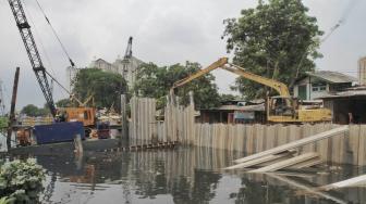 Pekerja menyelesaikan pemasangan dinding turap di kali Sention, Kemayoran, Jakarta pusat, Rabu (28/11). (Suara.com/Fakhri Hermansyah)