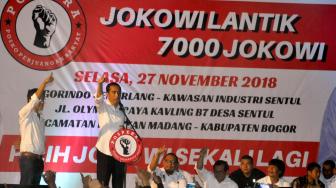 Calon Presiden nomor urut 01 Joko Widodo (kedua kiri) memberikan pengarahan dalam acara Jokowi Lantik 7000 Jokowi di kawasan industri Sentul, Babakan Madang, Kabupaten Bogor, Jawa Barat, Selasa (27/11). ANTARA FOTO/Arif Firmansyah