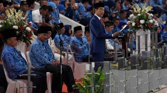 Presiden Joko Widodo menyampaikan arahan saat peringatan Hari Ulang Tahun Korps Pegawai Republik Indonesia (KORPRI) ke-47 di Istora Senayan, Jakarta, Kamis (29/11). ANTARA FOTO/Puspa Perwitasari