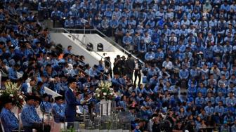 Presiden Joko Widodo (keempat kiri) menyampaikan arahan saat peringatan Hari Ulang Tahun Korps Pegawai Republik Indonesia (KORPRI) ke-47 di Istora Senayan, Jakarta, Kamis (29/11). ANTARA FOTO/Puspa Perwitasari