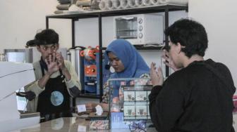 Suasana Cafe Koptul (Kopi Tuli) di kawasan Duren Tiga, Pancoran, Jakarta Selatan, Kamis (29/11). (Suara.com/Fakhri Hermansyah)