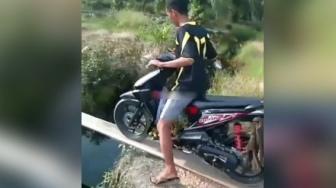 Nyeberang Jembatan Segaris, Motornya Selamat, Orangnya Masuk Empang