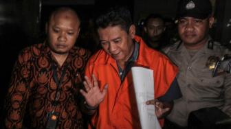 Hakim PN Jaksel Irwan memakai rompi orange usai pemeriksaan di gedung KPK, Jakarta, Kamis (29/11). (Suara.com/Fakhri Hermansyah)