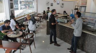 Suasana Cafe Koptul (Kopi Tuli) di kawasan Duren Tiga, Pancoran, Jakarta Selatan, Kamis (29/11). (Suara.com/Fakhri Hermansyah)