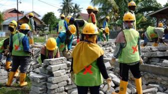 Korban Gempa Terlibat Pembersihkan Reruntuhan Bangunan