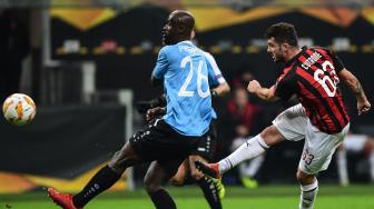 Pemain depan AC Milan Patrick Cutrone menembak ke gawang Dudelange, selama pertandingan Grup F Liga Europa antara AC Milan melawan Dudelange di Stadion San Siro, Milan, Italia, Jumat (30/11). [Miguel MEDINA / AFP]

