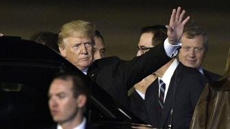 Presiden Amerika Serikat (AS) Donald Trump  bersama Melania Trump tiba di Buenos Aires, Argentina, Kamis (29/11).  [JUAN MABROMATA / AFP]