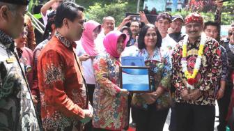 Menteri Pariwisata RI Arief Yahya menyaksikan penyerahan sertifikat Geopark Nasional di Desa Cisarua, Kabupaten Bogor, Jumat (30/11). [Suara.com/Muhaimin A Untung