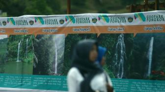 Seorang warga berkunjung di Kawasan Geopark Pongkor, kabupaten Bogor, Jawa Barat, Jumat (30/11). [Suara.com/Muhaimin A Untung]