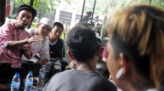 Anak punk saat mengaji bersama komunitas tasawuf underground di kolong jembatan depan Stasiun Tebet, Jakarta Selatan, Sabtu (1/12). [Suara.com/Oke Atmaja]