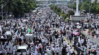 Umat muslim mengikuti aksi reuni 212 di kawasan Jalan MH Thamrin, Jakarta, Minggu (2/12). [Suara.com/Muhaimin A Untung]