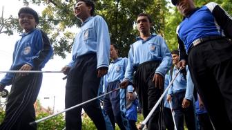 Sejumlah penyandang disabilitas fisik mengikuti jalan sehat bersama insan disabilitas di Surabaya, Jawa Timur, Minggu (2/12). ANTARA FOTO/M Risyal Hidayat