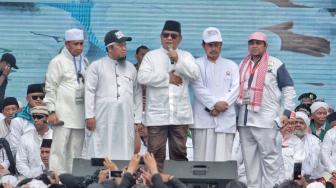 Calon Presiden No urut 2 Prabowo Subianto menyampaikan pidato di hadapan umat muslim dalam acara Reuni Akbar Mujahid 212 di Lapangan Monumen Nasional (Monas), Jakarta, Minggu (2/12). [Suara.com/Muhaimin A Untung]