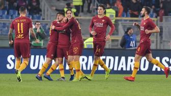 Penyerang AS Roma Cengiz Under merayakan golnya setelah mencetak gol ke gawang Inter Milan selama pertandingan sepak bola Serie A Italia antara AS Roma melawan Inter Milan di Stadion Olimpico, Roma, Italia, Senin (3/12).  [Tiziana FABI / AFP]