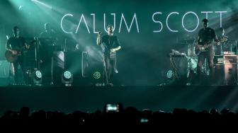 Penyanyi Calum Scott beraksi pada konsernya yang bertajuk "Calum Scott Only Human" di Balai Kartini, Jakarta, Minggu (2/12). [ANTARA FOTO/Muhammad Adimaja]