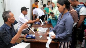 Suasana warga mengantri untuk membeli sembako murah di Pasar Teluk Gong, Jakarta Utara, Senin (3/12).(Suara.com/Fakhri Hermansyah)